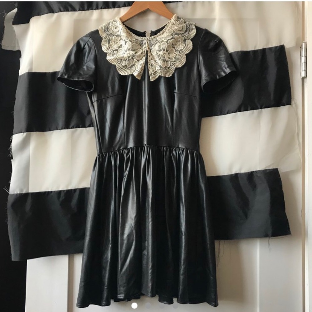 ISO: Deandri Roselle w/Oversized Lace Collar